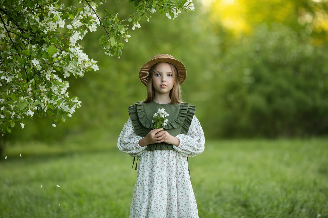 Girl in the apple tr...