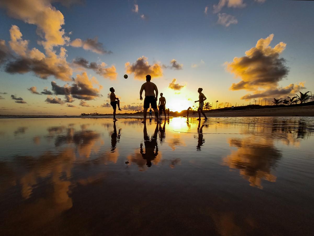 sol_ praia e futebol...